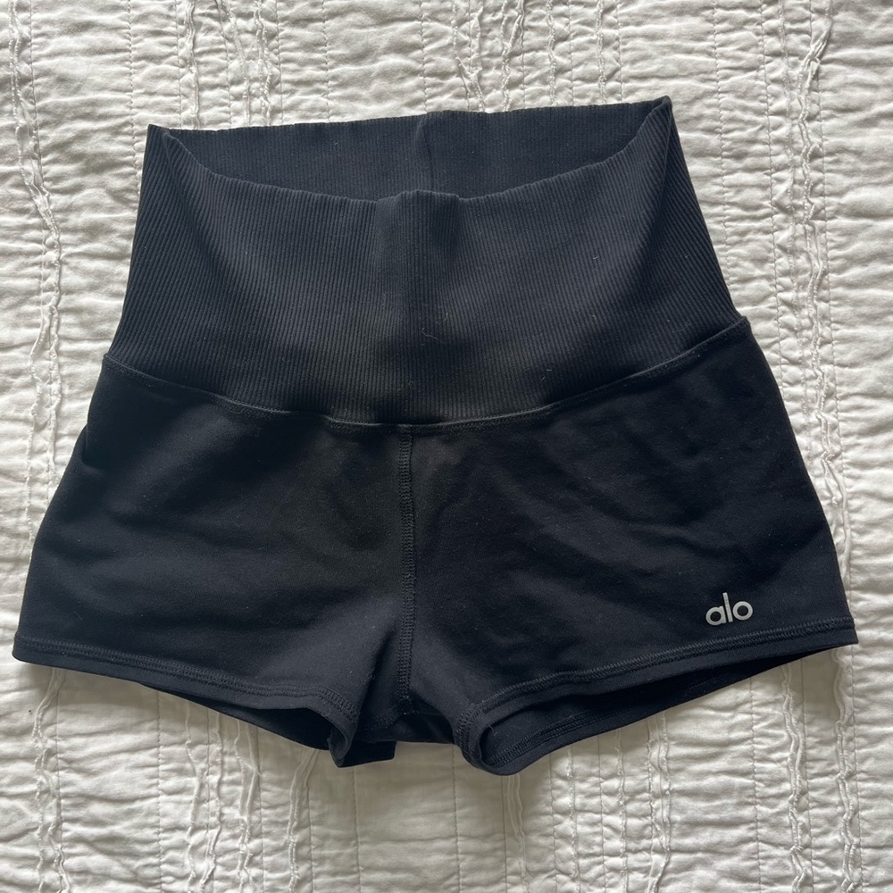 ALO Yoga Ribbed Highwaisted Hotpants/Bootie Biker Shorts